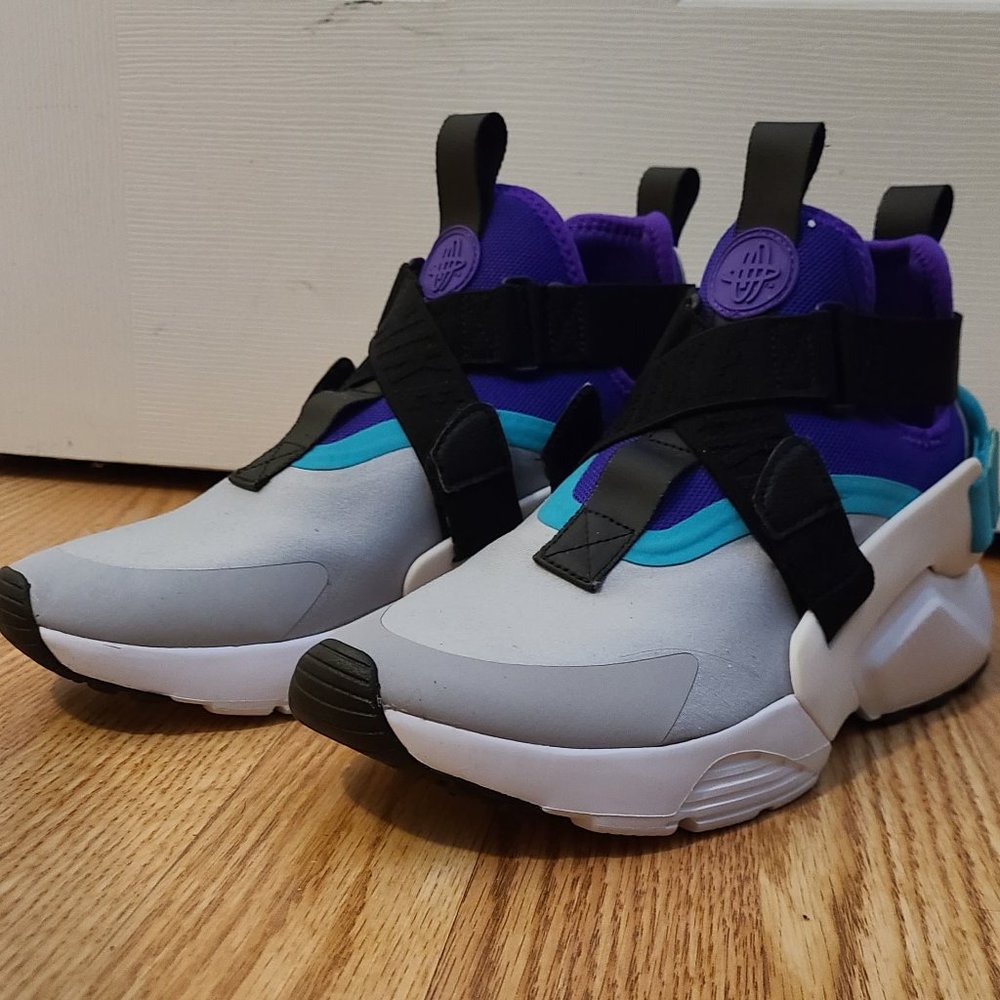 Nike Air Huarache City Women's Size 9 - Wolf Grey